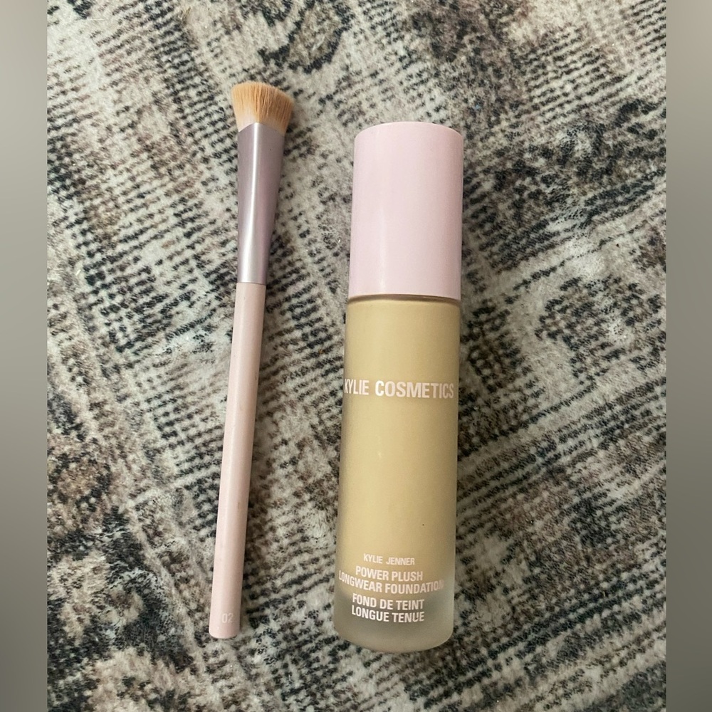 Kyle Cosmetics New Power Plush Longwear Foundation and brush